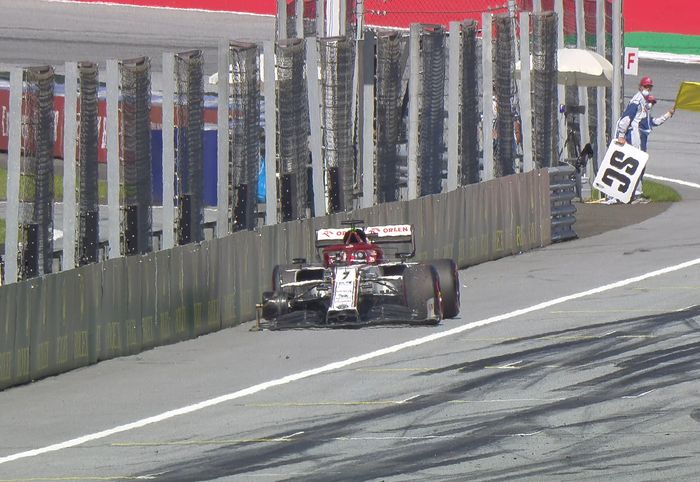 Belum satu lap Safety Car ditarik, ban mobil Kimi Raikkonen terlepas dan Safety Car kembali diturunkan pada lap ke-55