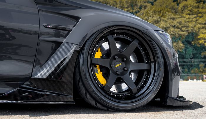 Pelek lansiran Rotiform SIX 3 piece warna triple black berukuran 20 inci ini dibalut ban Toyo Tires Proxes