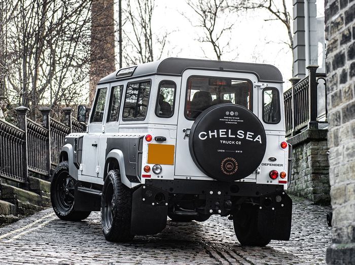 Tampilan belakang modifikasi Land Rover Defender ala Chelsea Truck Company