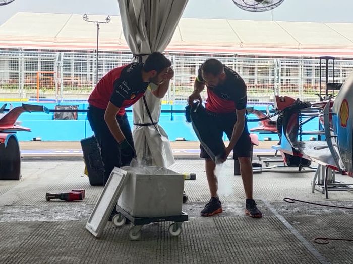 Selain mendinginkan baterai. Es batu juga bermanfaat menurunkan temperatur powertrain, rem, serta air scoop