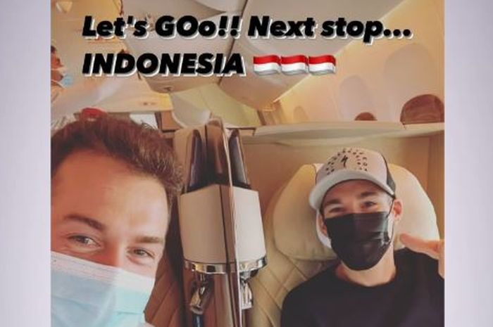Aleix Espargaro (kanan) mengabadikan perjalanan dari negaranya, Spanyol  menuju ke Indonesia