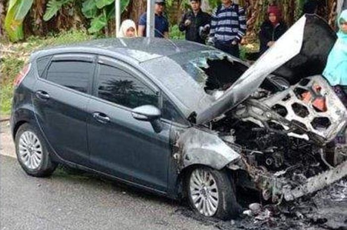 Mobil meledak dua kali 