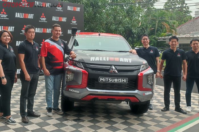 Rifat Sungkar (baju merah-hitam) jadi bagian tim reli Mitsubishi di ajang AXCR 2022