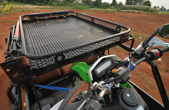 Roof rack terikat kuat pada roll bar custom yang ada di Jeep CJ-6 ini. 