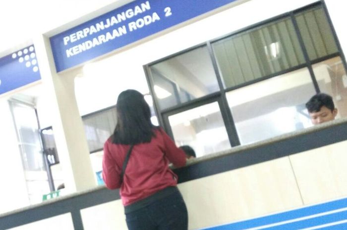 Ilustrasi bayar pajak kendaraan di Samsat.
