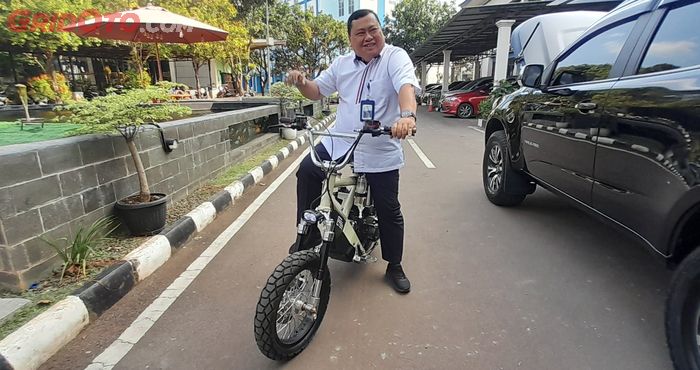 Direktur Sekolah Tinggi Transportasi Darat Ahmad Yani saat menjajal motor fuel water hybrid