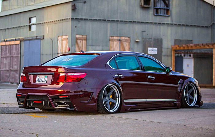 Tampilan belakang modifikasi Lexus LS460 bergaya Stance VIP