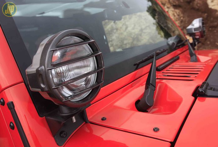 Ditambahi driving lamp tambahan pada pilar A Jeep JK Wrangler ini. 
