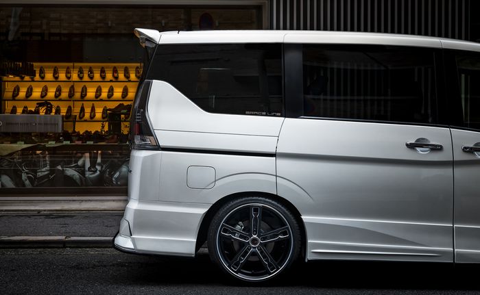 Nissan Serena pakai pelek model palang lansiran Julia Monoblok 19 inci 