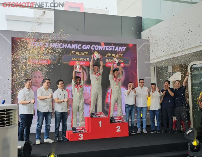 Selebrasi para pemenang kontes mekanik Auto2000 di penghujung acara
