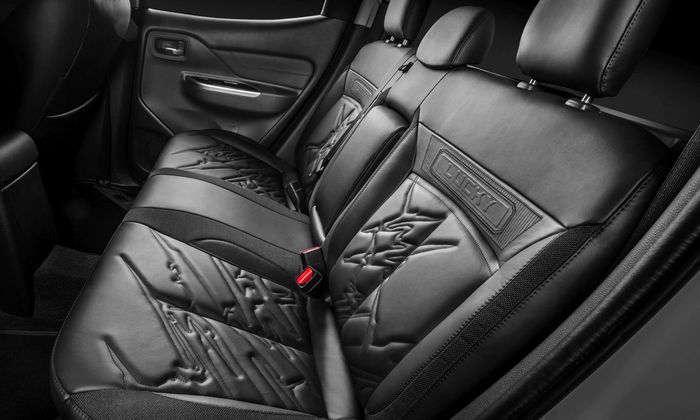 emboss tulisan Lucky di tengah jok