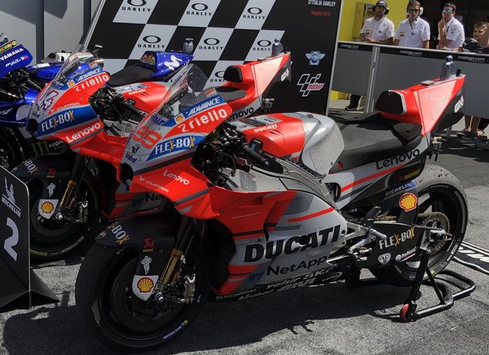 Motor Jorge Lorenzo dan Dovizioso di parc ferme MotoGP Italia