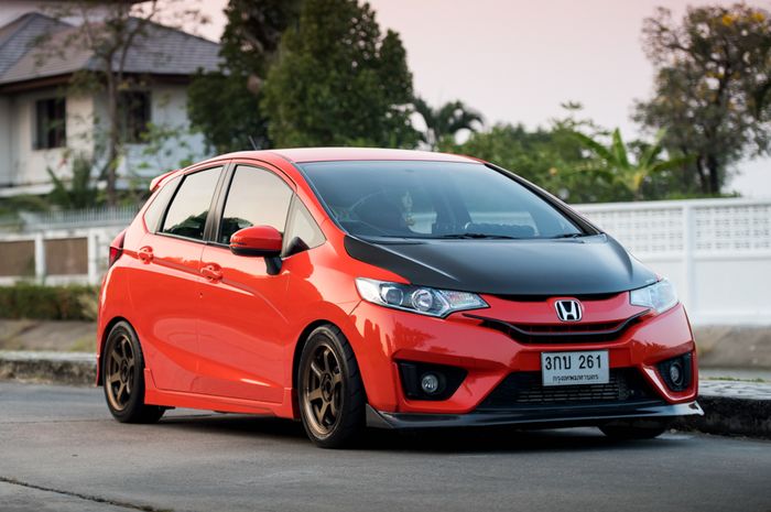 Modifikasi Honda Jazz GK5 asal Thailand tampil modis pakai kelir Porsche