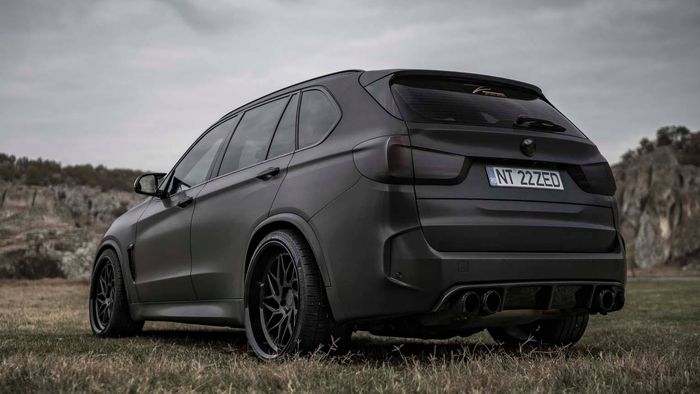 Diffuser belakang custom mengasup empat lubang knalpot