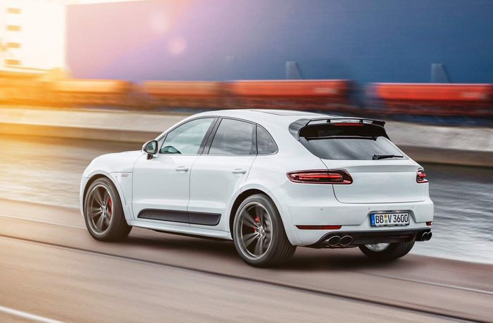 empat lubang knalpot menempel di belakang