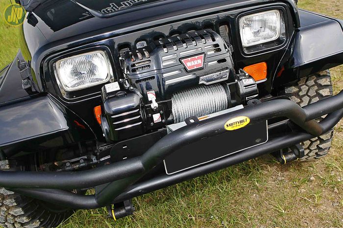 Jeep wrangler YJ ini dipasangi bumper tubular keluaran SmittyBilt dan dipasangi winch Warn tipe PowerPlant. 