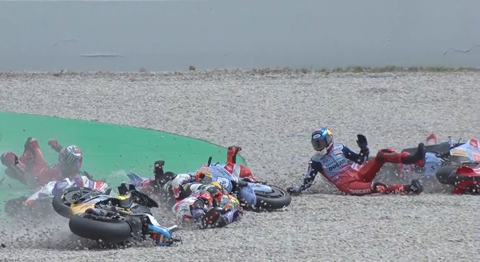 Crash tikungan 1 lap pertama balapan MotoGP Catalunya 2023