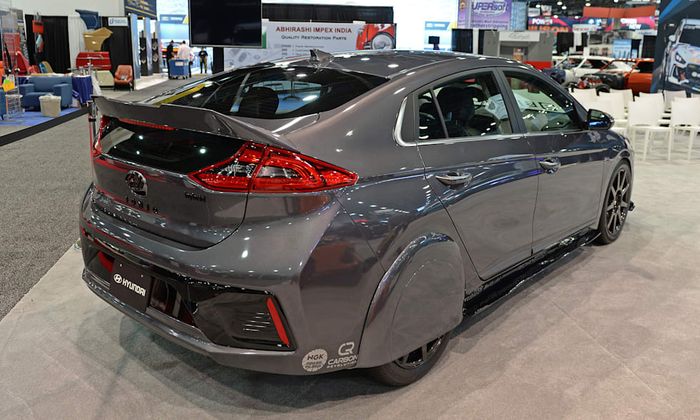 Tampilan belakang modifikasi Hyundai IONIQ hybrid garapan Bisimoto Engineering