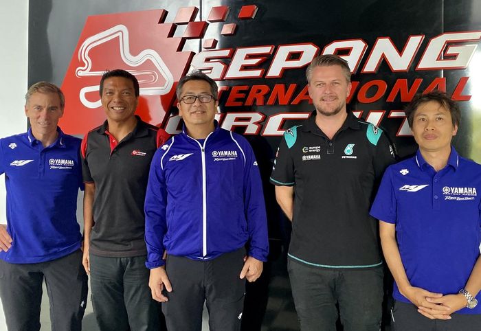 Team Principal Petronas Yamaha SRT, Razlan Razali, beserta Managing Director Yamaha Motor Racing, Lin Jarvis, mengaku senang kesepakatan ini akhirnya benar-benar diraih