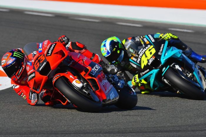 Baru saja pensiun, Valentino Rossi sudah membuat heboh dengan kabar bakal memcoba motor Ducati di MotoGP, Desmosedici GP