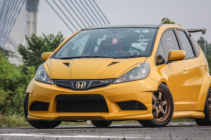 Modifikasi Honda Jazz GE8 bergaya sporty