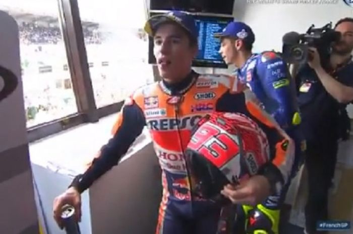 Marc Marquez dan Valentino Rossi menunggu momen penyerahan piala MotoGP Prancis 2018, Minggu (20/5/2