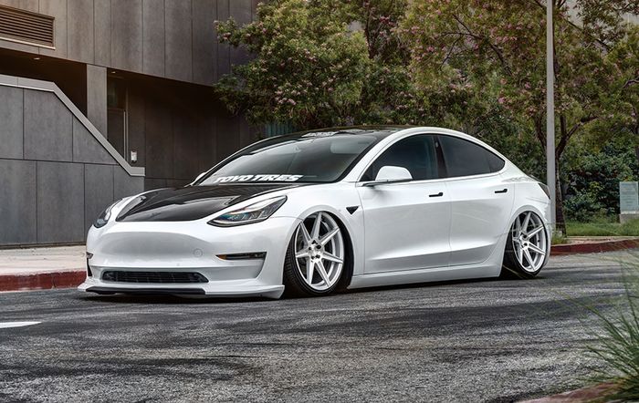 Tesla Model 3 dengan tampilan modis dan ceper