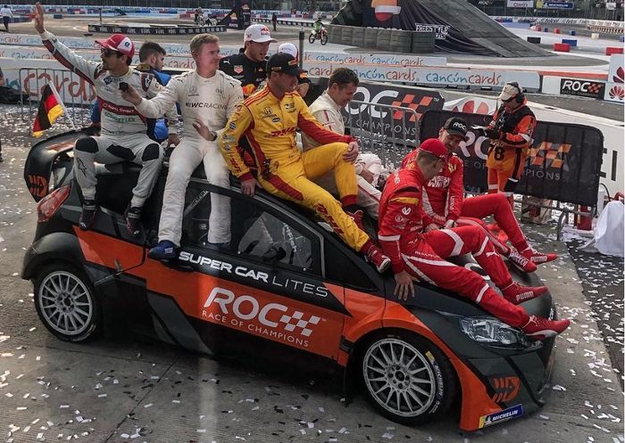 Mick Schumacher (duduk di kap mobil) bersanding dengan sejumlah pembalap hebat di Race Of Champions 2019