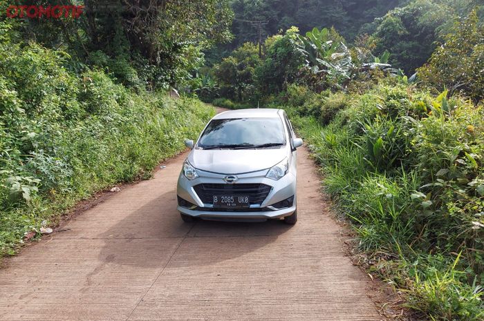 Mobil matic kehabisan tenaga di jalan tanjakan.