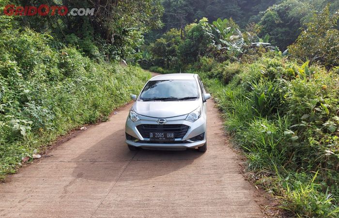 Daihatsu Sigra 1.2 X A/T Deluxe melewati tanjakan yang cukup curam, saat hendak menuju Wisata Agro Bukit Waruwangi.