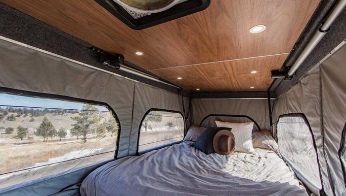 Tampilan interior modifikasi Mercedes-Benz Sprinter Camper Van ada kasur ukuran queen size