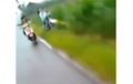 Video Kids Zaman Now Banyak Gaya di Atas Motor, Nyungsep Masuk Sawah