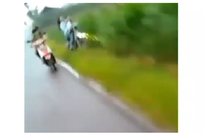 Banyak gaya saat di atas motor, wanita muda nyungsep masuk sawah