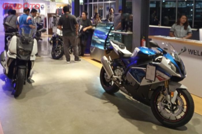 Ruang display dealer BMW Motorrad di Puri Kembangan, Jakarta Barat