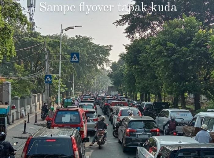 kemacetan di Stasiun Universitas Pancasila mengular hingga Flyover Tapak Kuda Lenteng Agung.