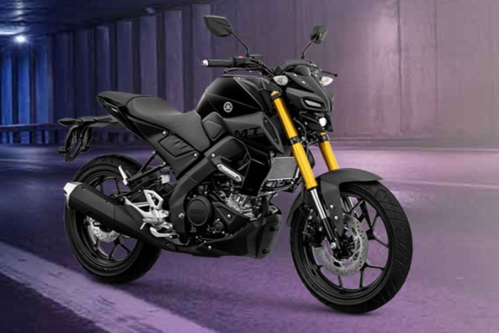 Yamaha MT-15 warna hitam (matte black), polos tanpa ada perpaduan warna kecuali sokbreker upside down yang warnanya keemasan 