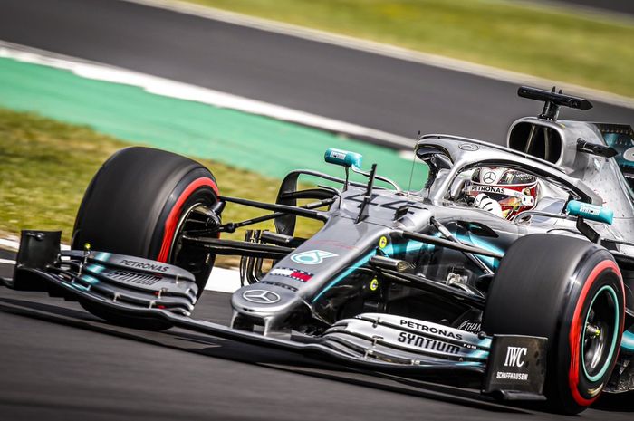 Pembalap Mercedes, Lewis Hamilton berhasil keluar sebagai juara di depan pendukung sendiri berikut hasil balapan F1 Inggris 2019