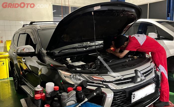 Ilustrasi servis di dealer Mitsubishi