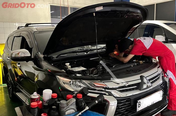 Ilustrasi servis di dealer Mitsubishi