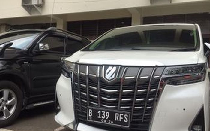 Mobil Toyota Alphard bernomor polisi B 139 RFS milik Rachel Vennya ternyata pakai wraping sticker