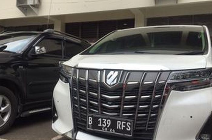 Mobil Toyota Alphard bernomor polisi B 139 RFS milik Rachel Vennya ternyata pakai wraping sticker