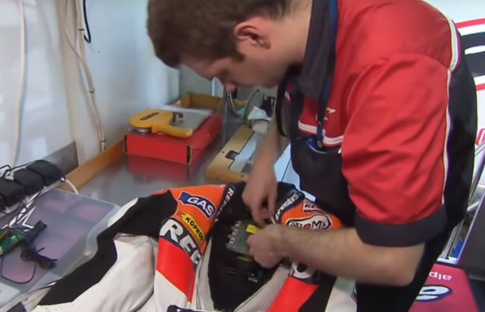 Wearpack pembalap Repsol Honda sedang diperiksa oleh teknisi