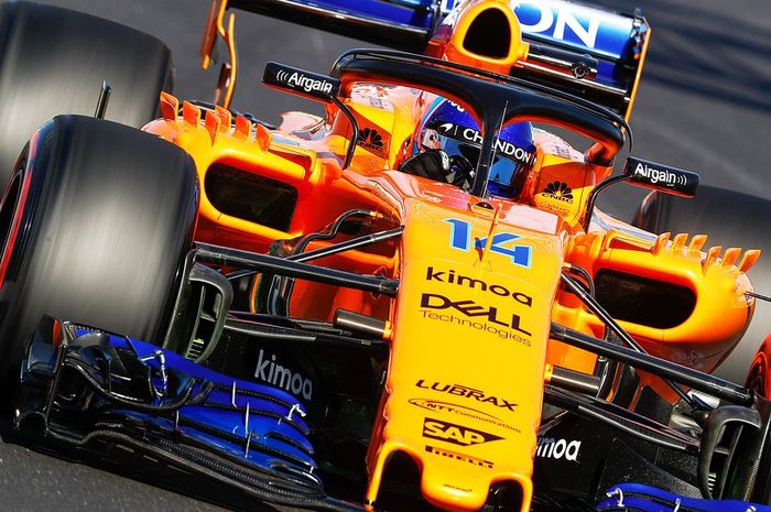 Mobil McLaren MCL33 milik Fernando Alonso sempat mengalami kebocoran oli