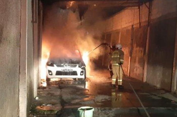 Suzuki Ertiga meledak dan terbakar di kawasan Pasar Minggu, Jakarta Selatan