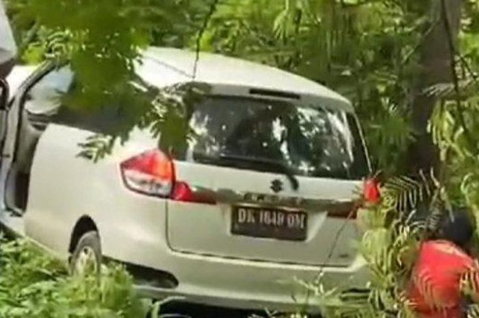 Suzuki Ertiga diselamatkan di hutan, kaki  kepeleset keluar aspal berakhir sundul pohon jati