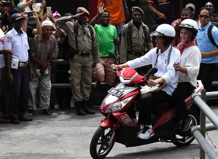 Presiden Jokowi mengendarai motor listrik buatan Wim Motor