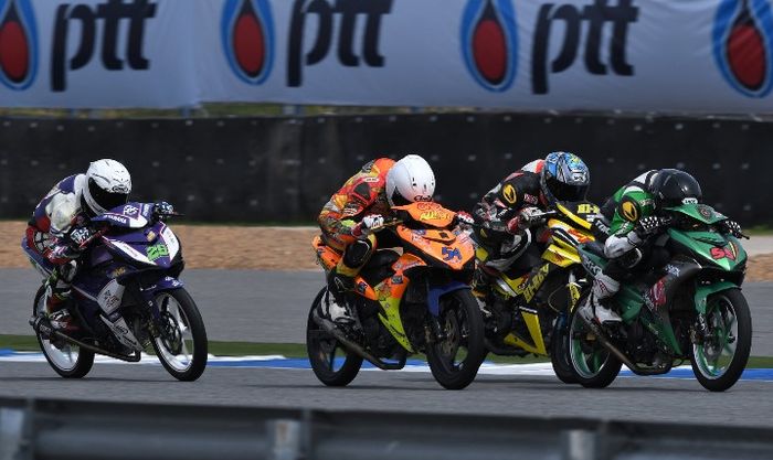 Race kedua UB150 ARRC Thailand, Wahyu Aji Trilaksana harus mengakui Moh. Akid Aziz sebagai juara Asi