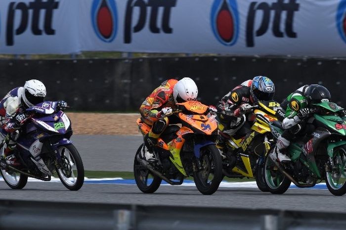 Race kedua UB150 ARRC Thailand, Wahyu Aji Trilaksana harus mengakui Moh. Akid Aziz sebagai juara Asi