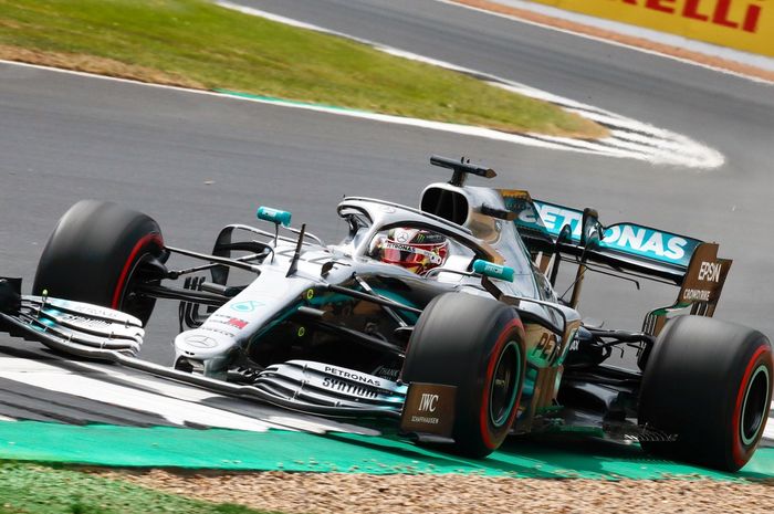 Pembalap Mercedes, Lewis Hamilton berkomentar terkait penampilan rekan setimnya, Valtteri Bottas di hari pertama F1 Inggris 2019