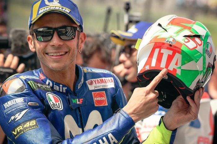 Valentino Rossi memamerkan helmnya setelah mendapatkan pole position di Mugello 2018